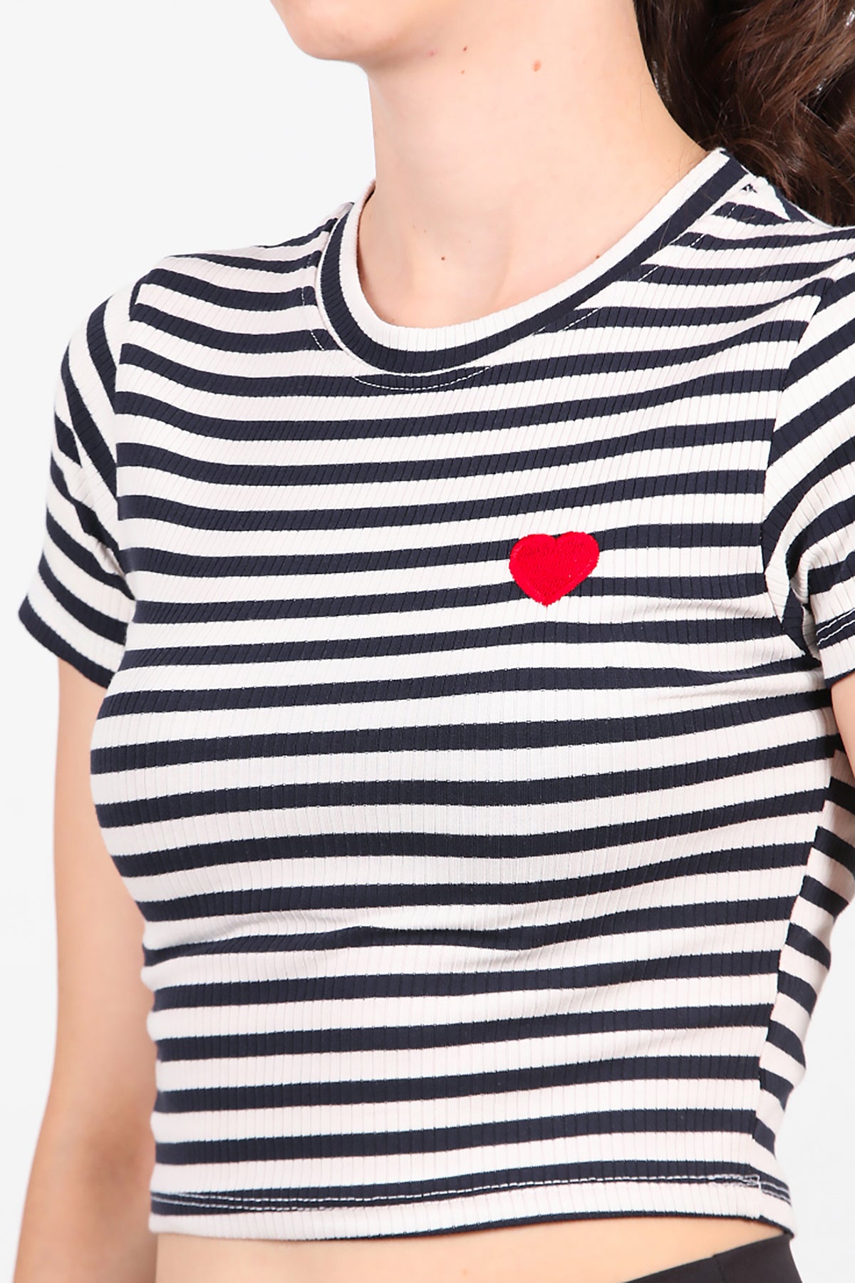 Kadın Çizgili Kalp Nakışlı Crop T-Shirt Siyah