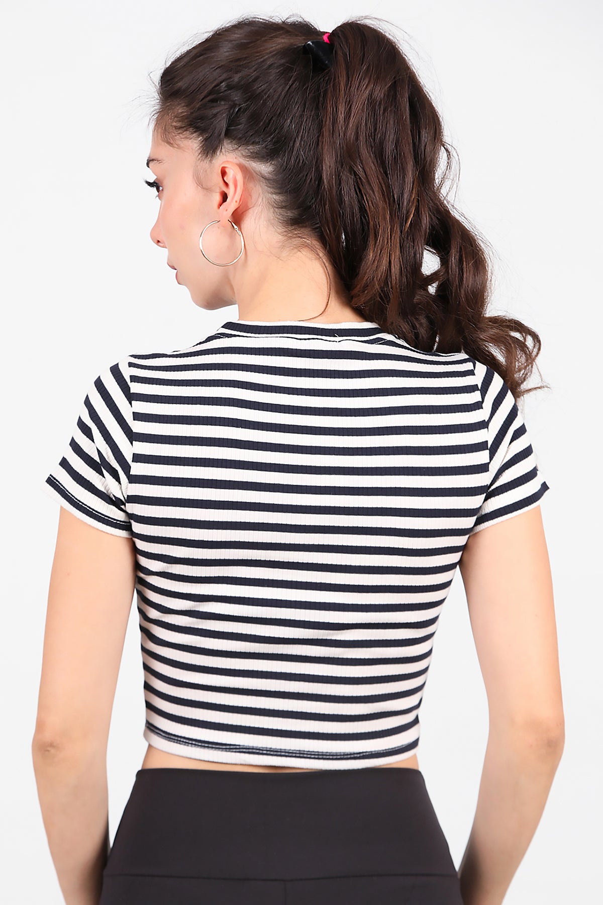 Kadın Çizgili Kalp Nakışlı Crop T-Shirt Siyah