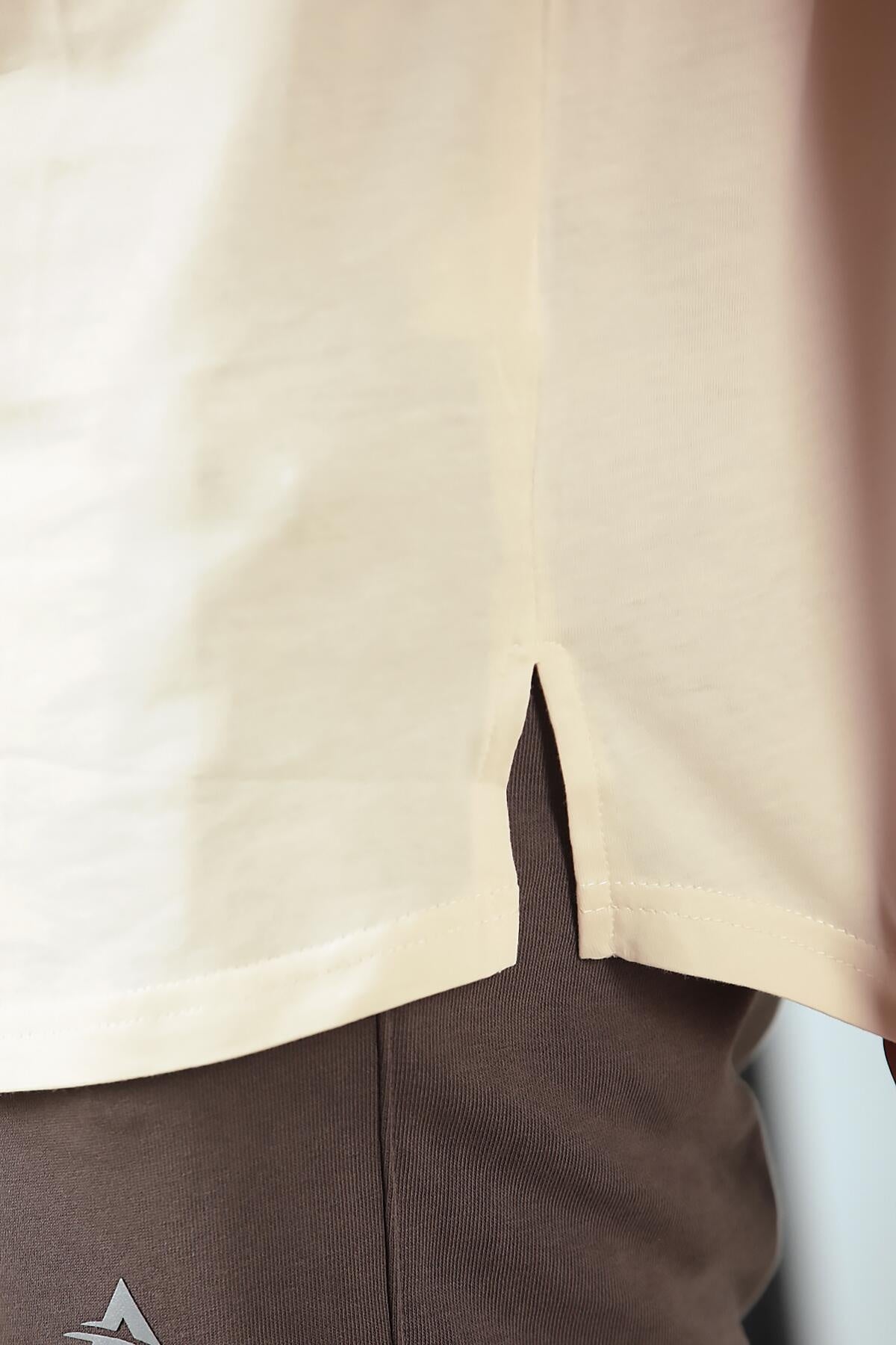 Erkek Bisiklet Yaka T-Shirt Krem - Kumaş Detayı