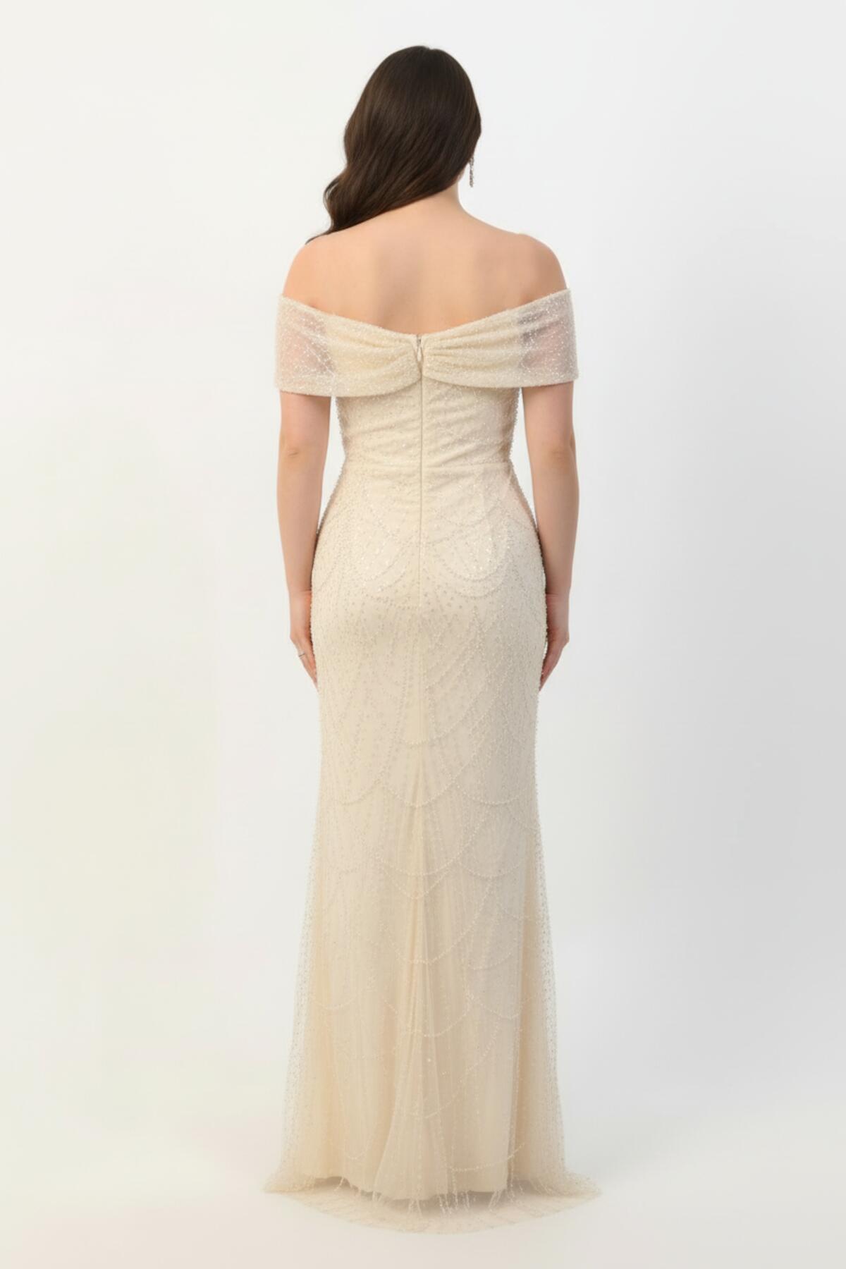 Büyük Beden Yaka Detay Pullu Boncuklu Uzun Abiye  Krem