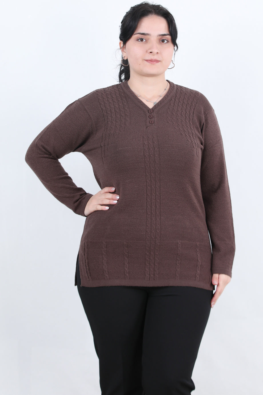 Curvyn Büyük Beden V Yaka 3 Düğmeli Bluz Kahverengi