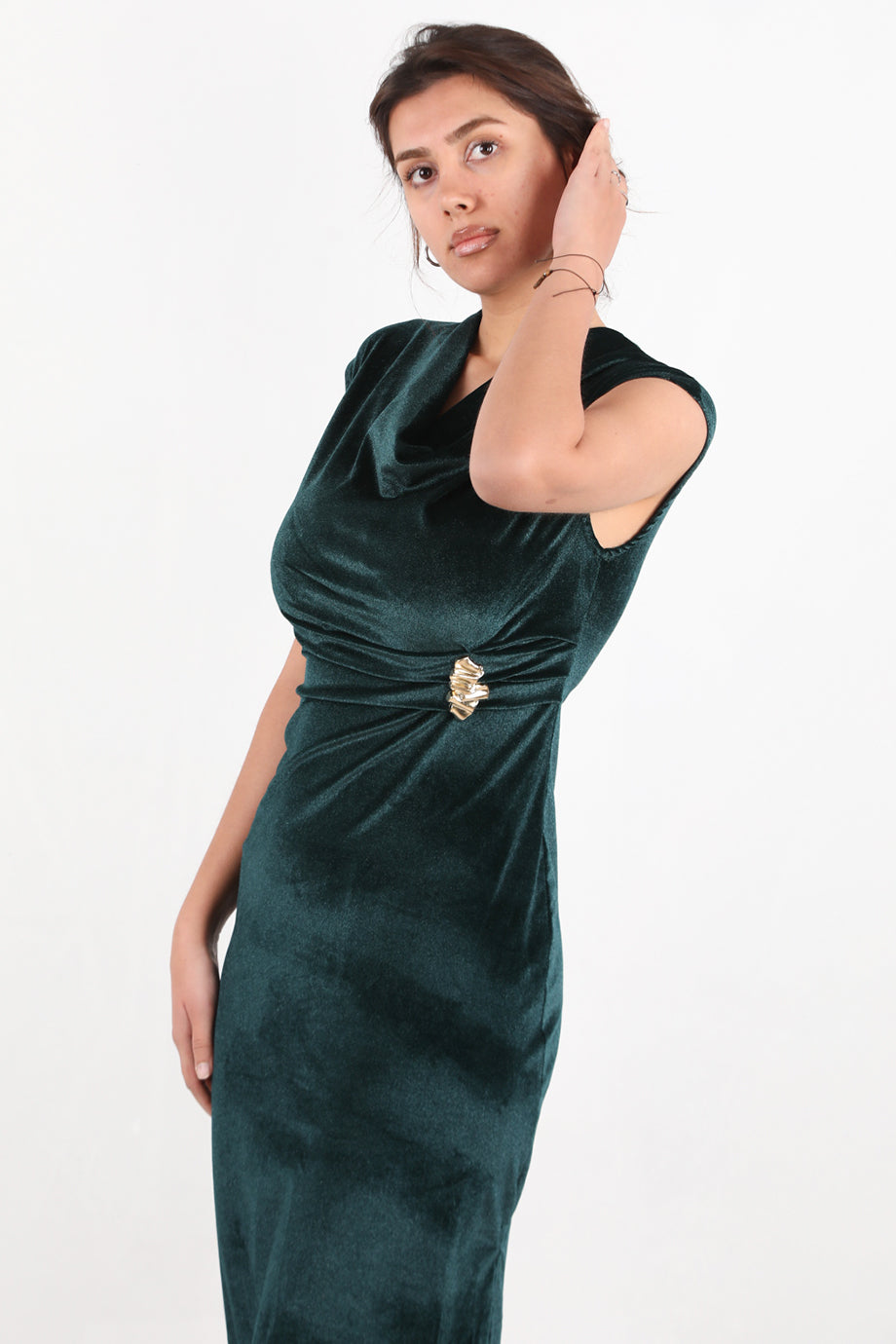 Elara Kadın Toka Detaylı Uzun Kadife Elbise Zümrüt