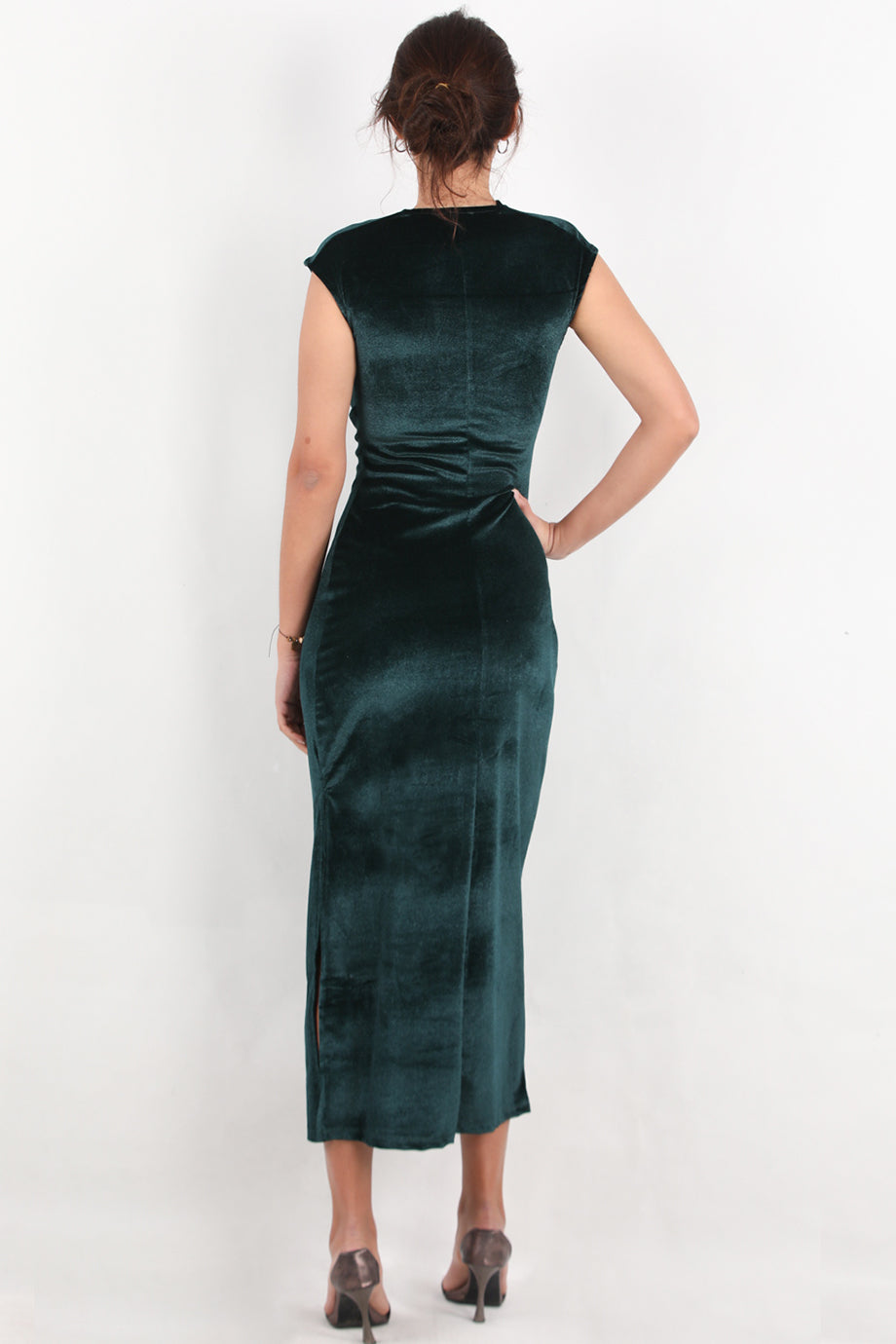 Elara Kadın Toka Detaylı Uzun Kadife Elbise Zümrüt