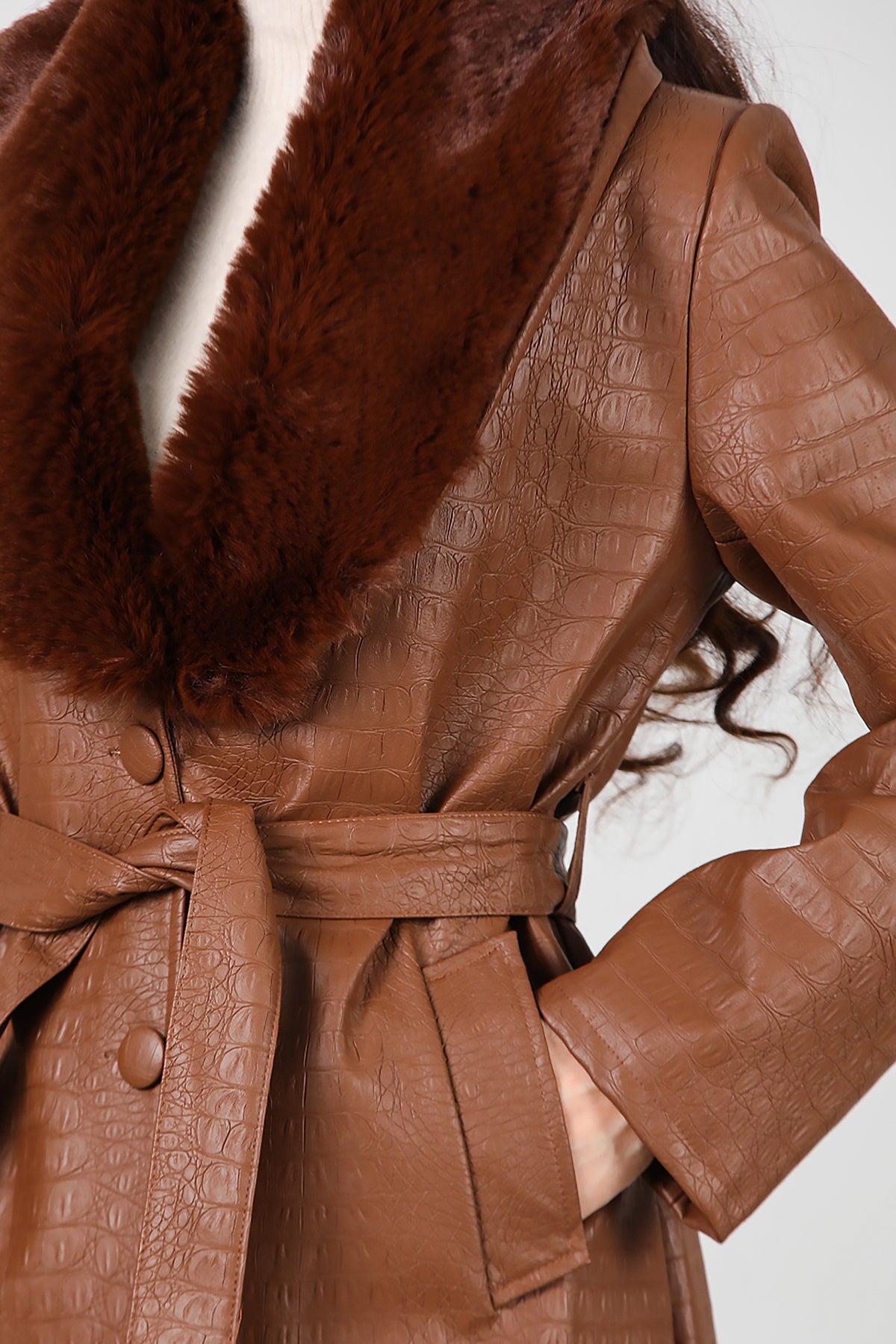 Kadın Timsah Desen Yakası Kürklü Uzun Deri Kaban Kahverengi