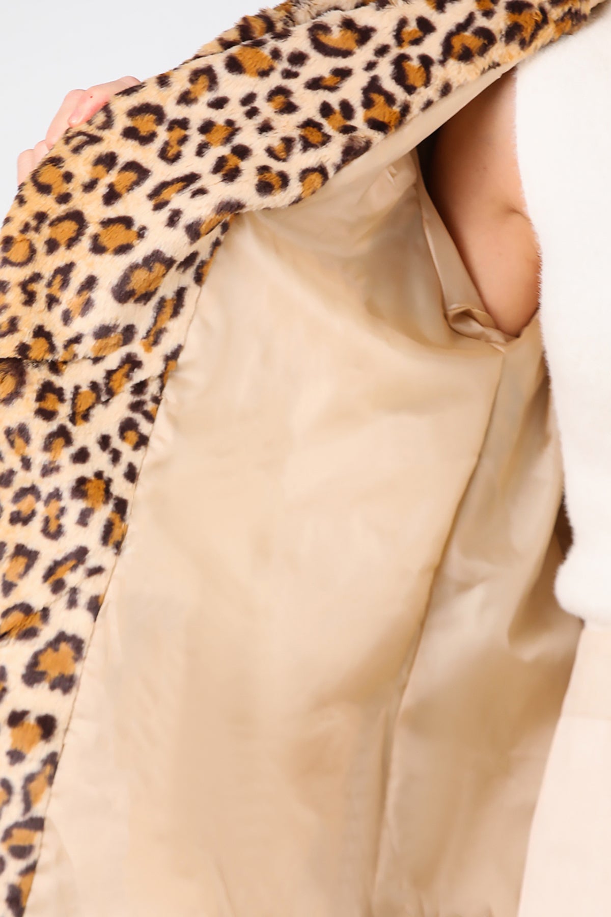 Kadın Kapşonlu Cepli Leopar Kürk Mont