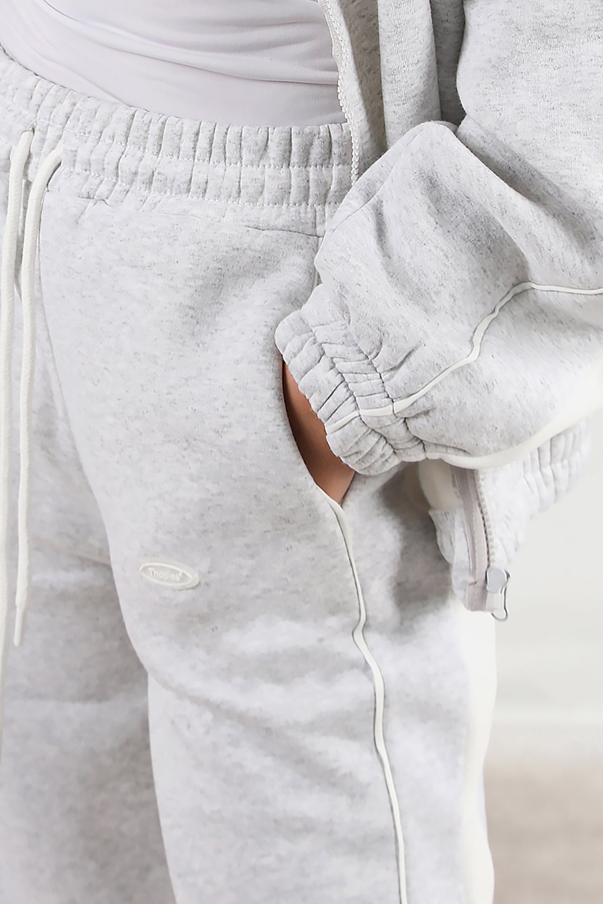 Kadın Yanları Şeritli Önü Fermuarlı Eşofman Takımı Gri