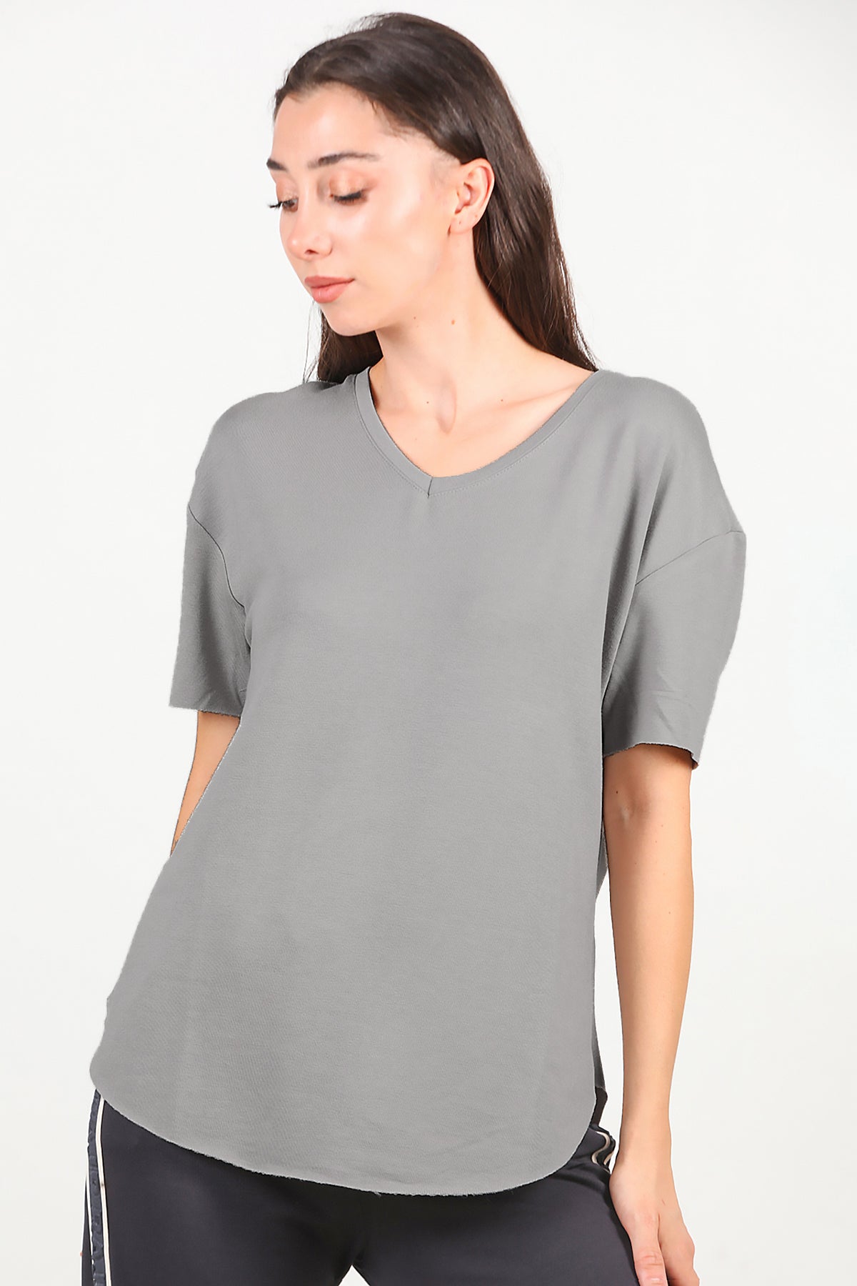 Kadın Eteği Oval V Yaka T-Shirt Gri
