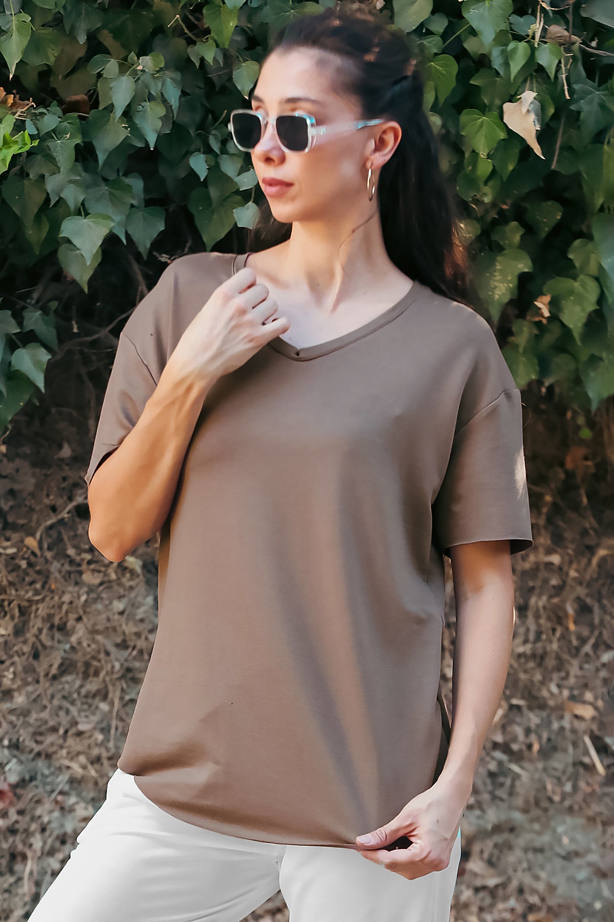Kadın Eteği Oval V Yaka T-Shirt Kahverengi