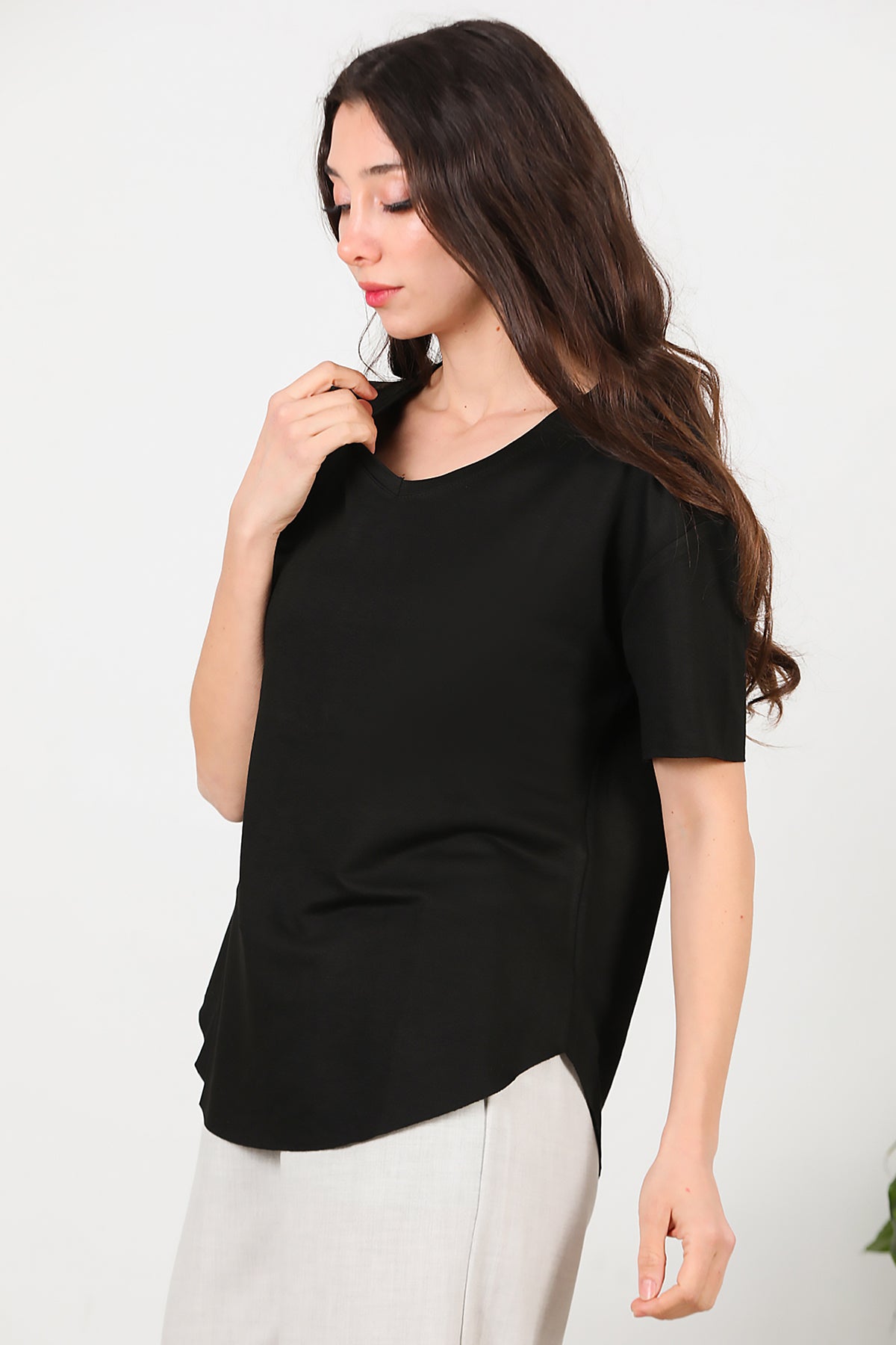 Kadın Eteği Oval V Yaka T-Shirt Siyah