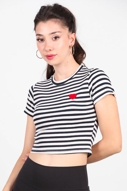 Kadın Çizgili Kalp Nakışlı Crop T-Shirt Siyah