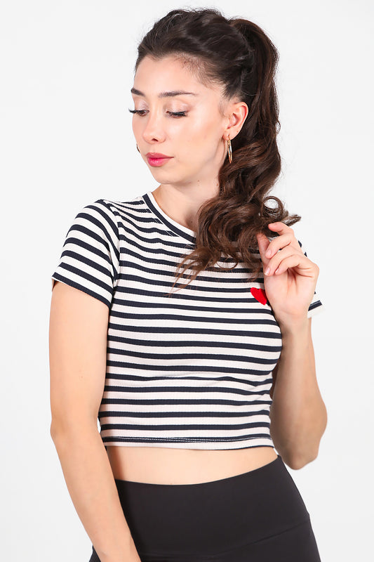 Kadın Çizgili Kalp Nakışlı Crop T-Shirt Siyah