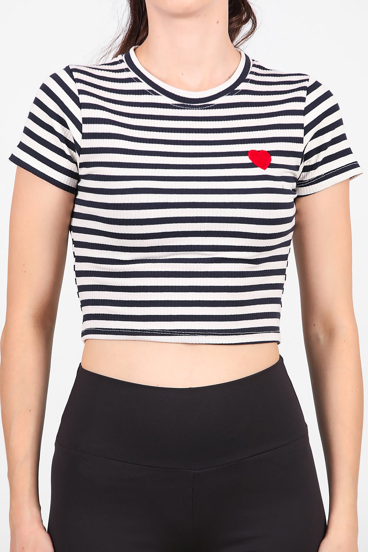 Kadın Çizgili Kalp Nakışlı Crop T-Shirt Siyah