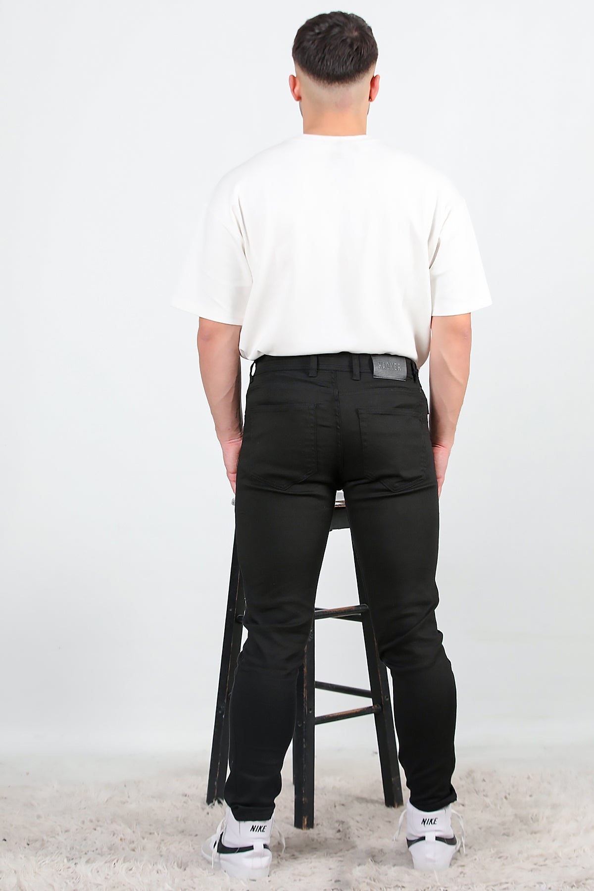 Erkek Slim Likralı Dar Paça Pantolon Siyah - Model Üzerinde Görünüm