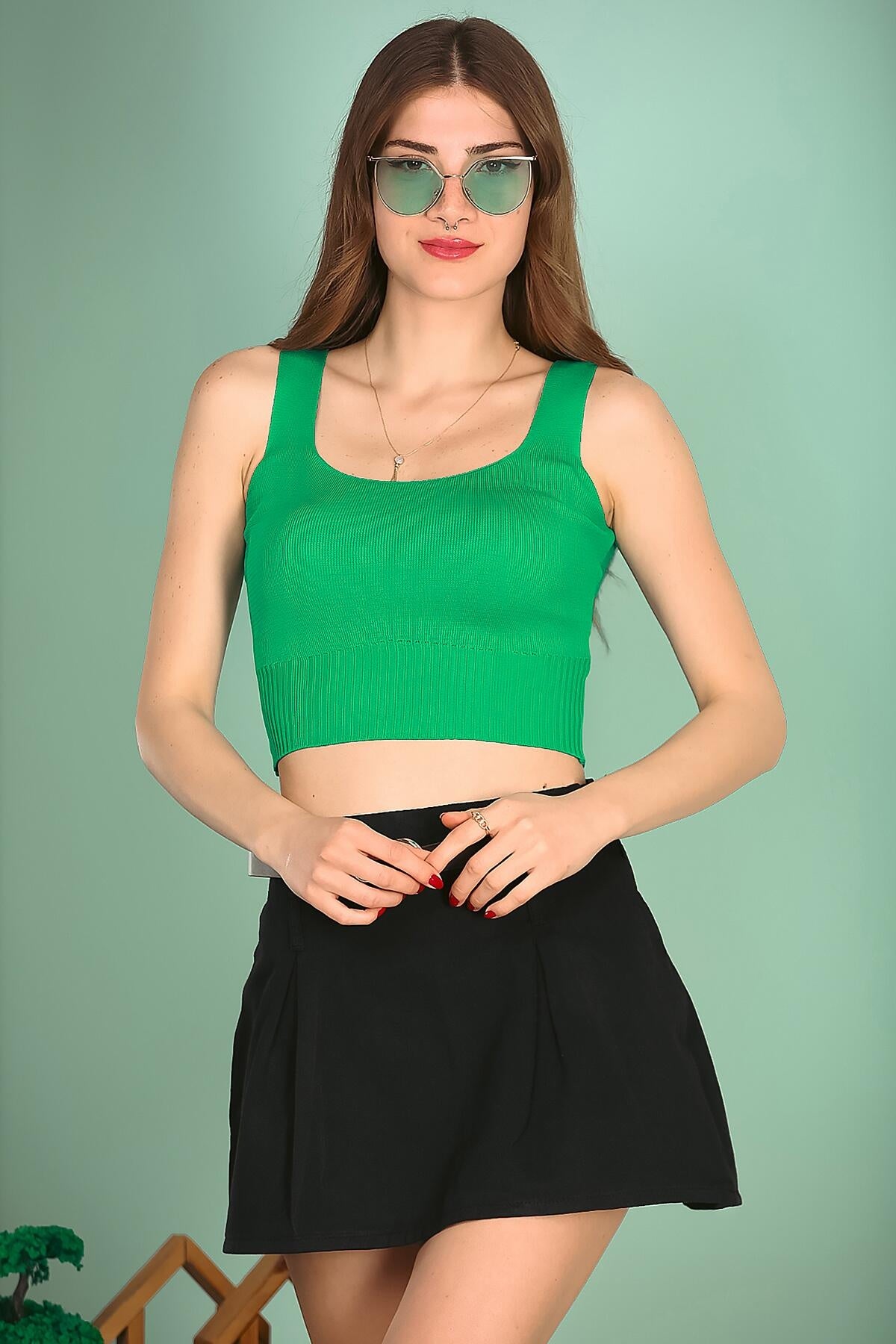 Kadın Askılı Crop Bluz Yeşil - Model Üzerinde Görünüm