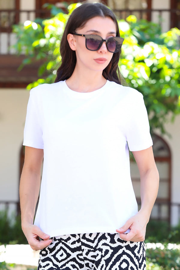 Kadın Bisiklet Yaka Tshirt Beyaz - Model Üzerinde Görünüm