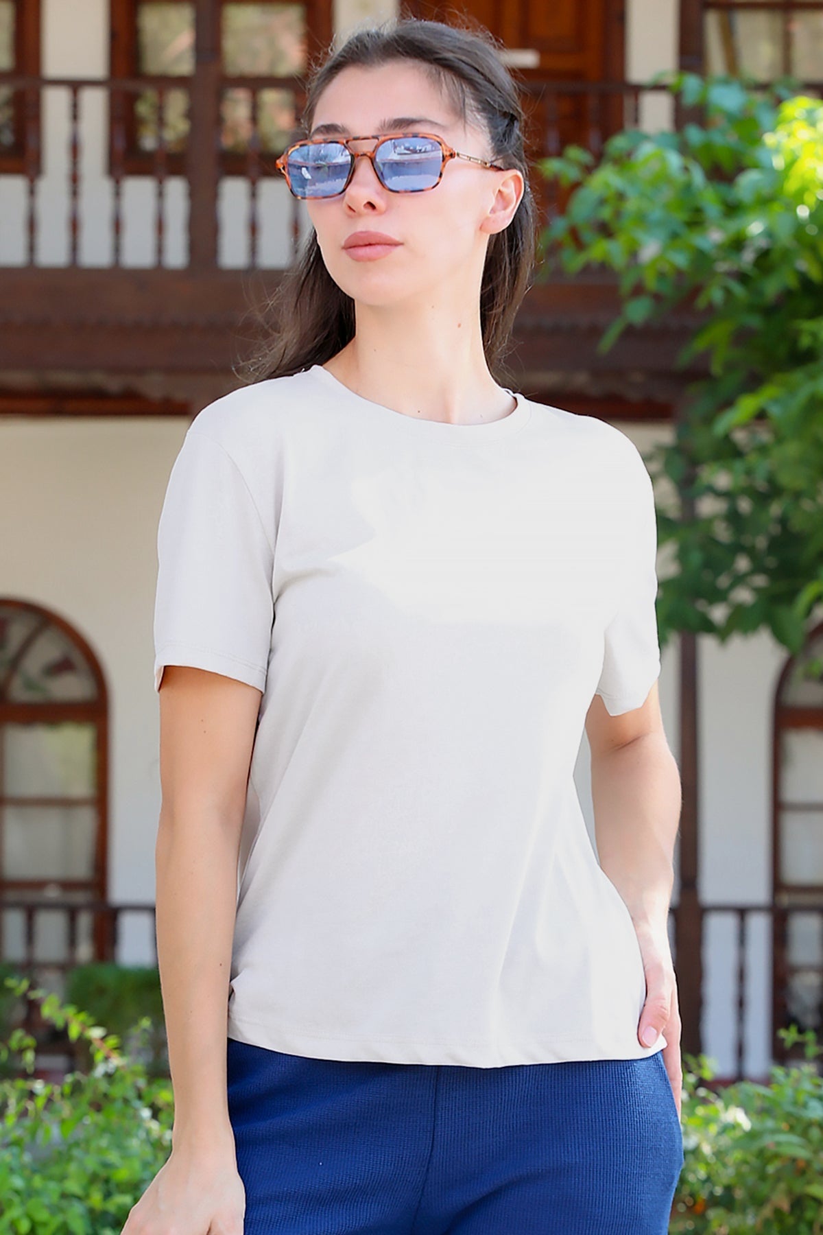 Kadın Bisiklet Yaka Tshirt Vizon - Model Üzerinde Görünüm