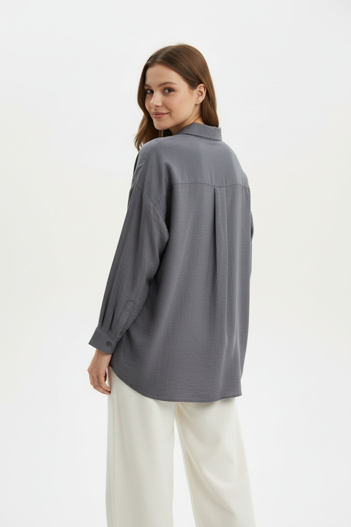 Kadın Düğmeli Oversize Gömlek Füme - Yandan Görünüm