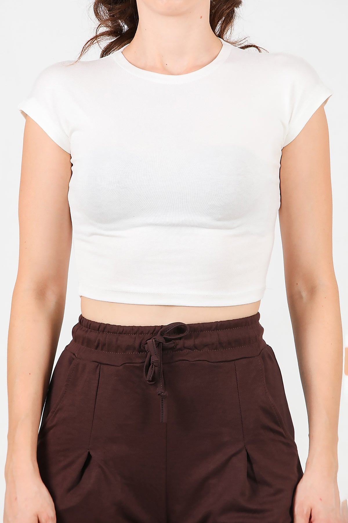 Kadın Düşük Omuz Kısa Tshirt Ekru - Model Üzerinde Görünüm