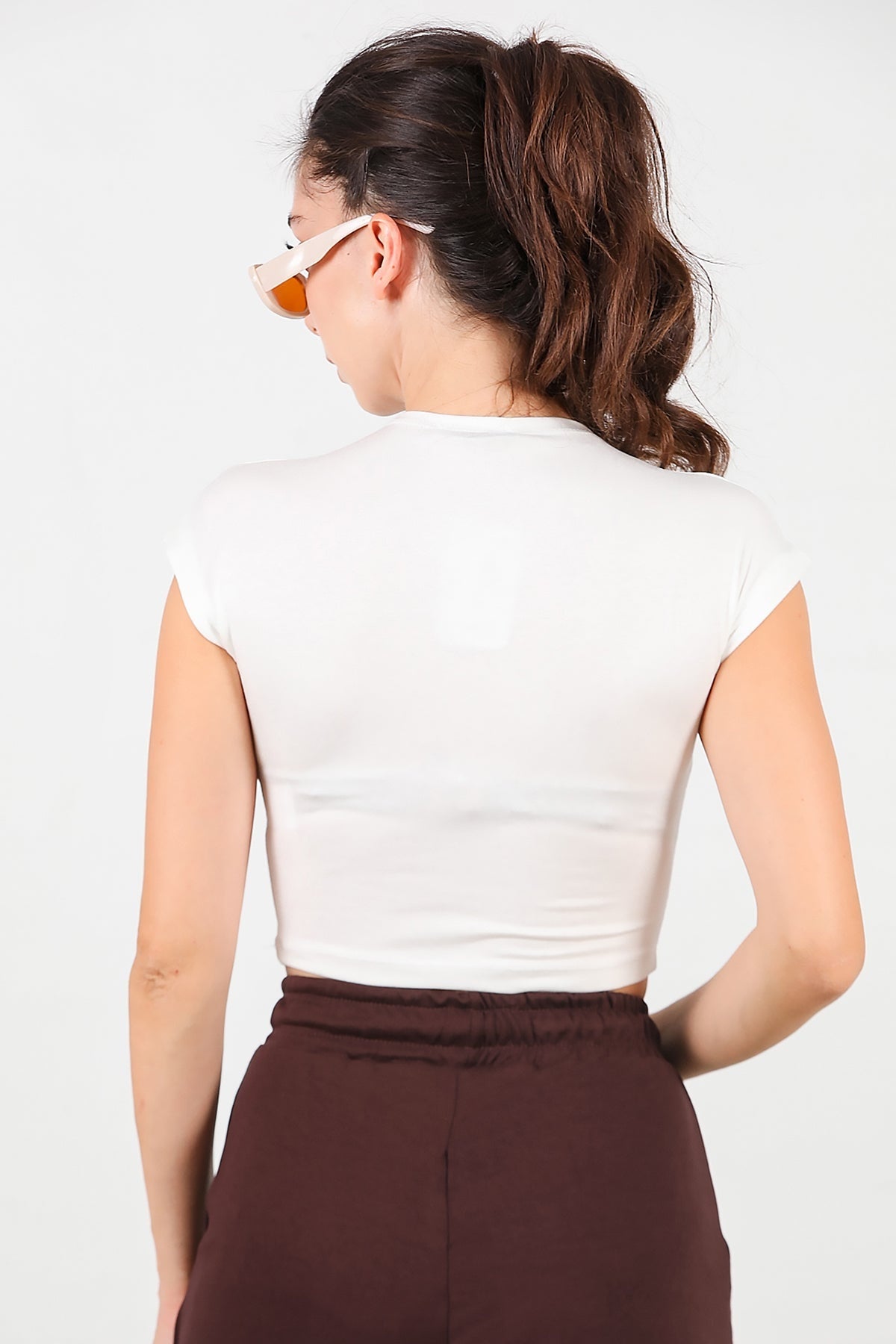 Kadın Düşük Omuz Kısa Tshirt Ekru - Yakın Çekim Detay