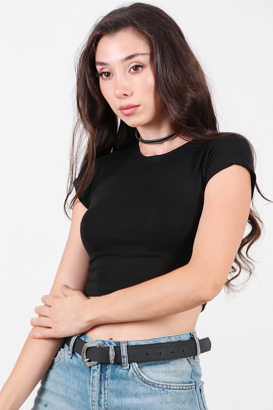 Kadın Düşük Omuz Kısa Tshirt Siyah - Model Üzerinde Görünüm