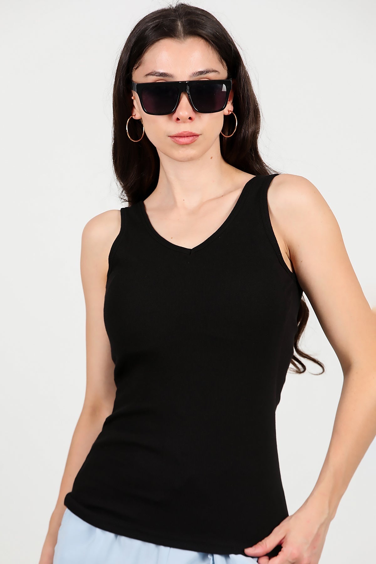 Kadın Kaşkorse Kalın Askılı Bluz Siyah - Model Üzerinde Görünüm