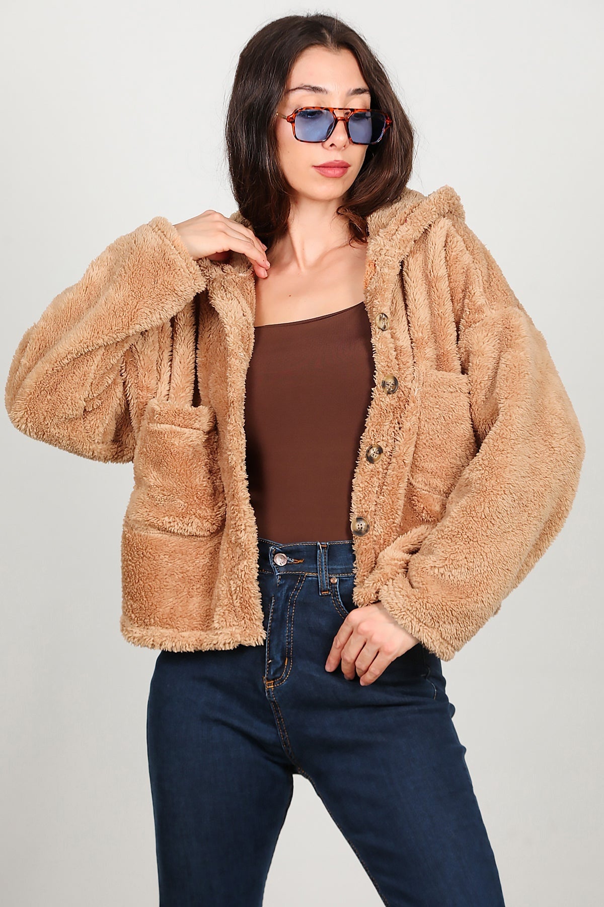 Kadın Kısa Kapşonlu Düğmeli Peluş Ceket Bej - Model Üzerinde Görünüm