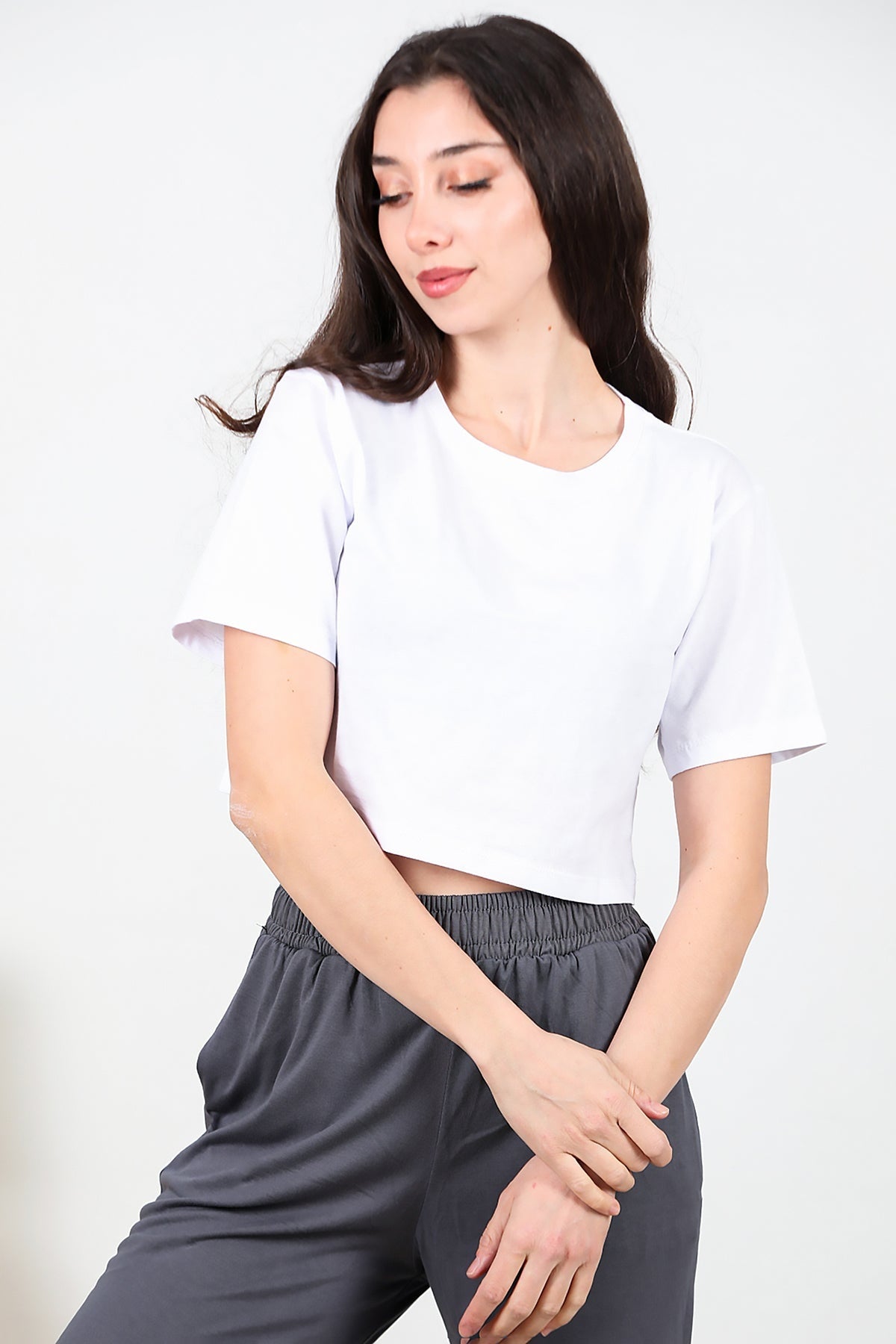 Kadın Kısa T-Shirt Beyaz - Model Üzerinde Görünüm