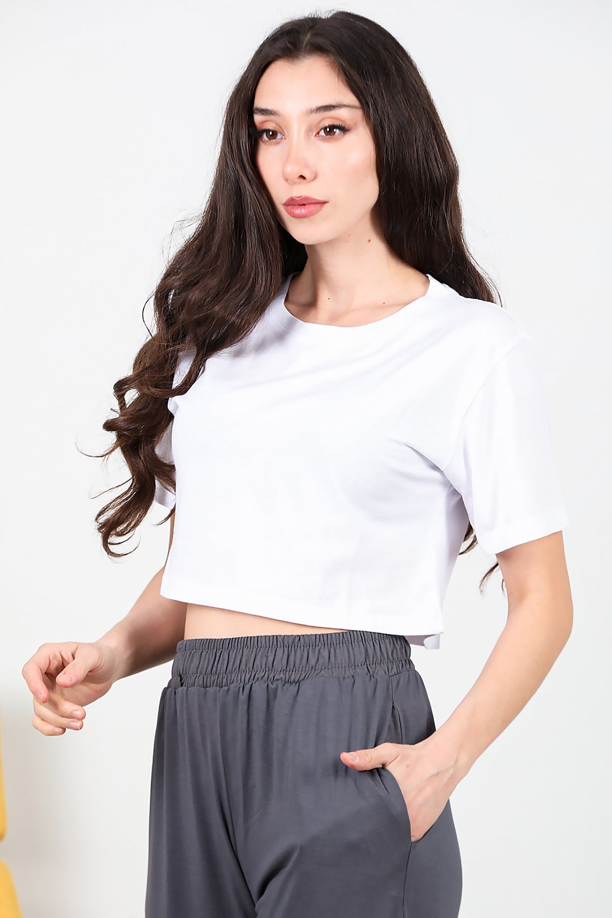 Kadın Kısa T-Shirt Beyaz - Yandan Görünüm