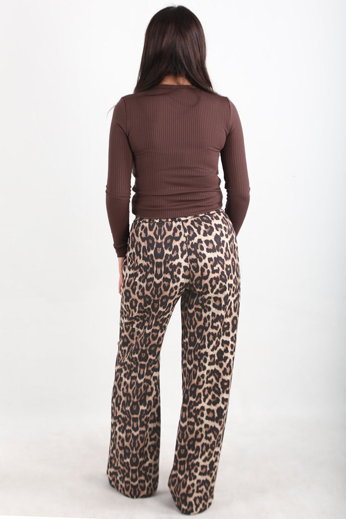 Kadın Leoparlı Bol Paça Pantolon Kahverengi - Model Üzerinde Görünüm