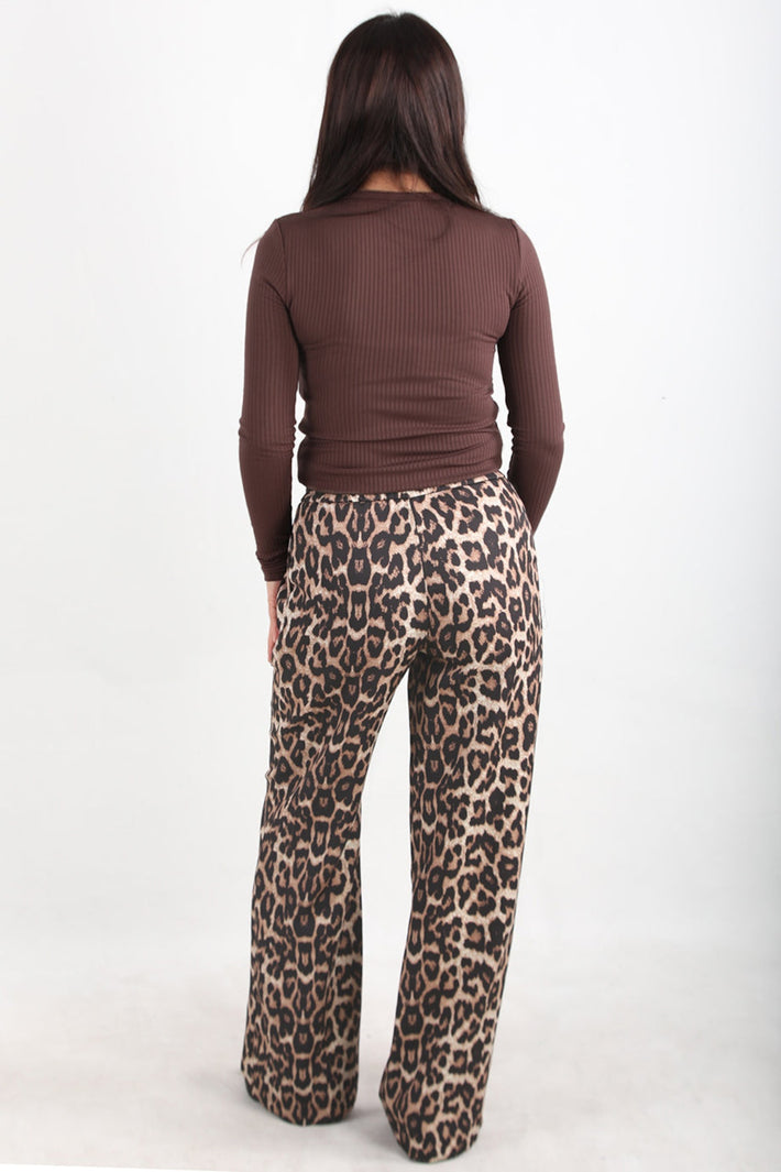 Kadın Leoparlı Bol Paça Pantolon Kahverengi - Model Üzerinde Görünüm