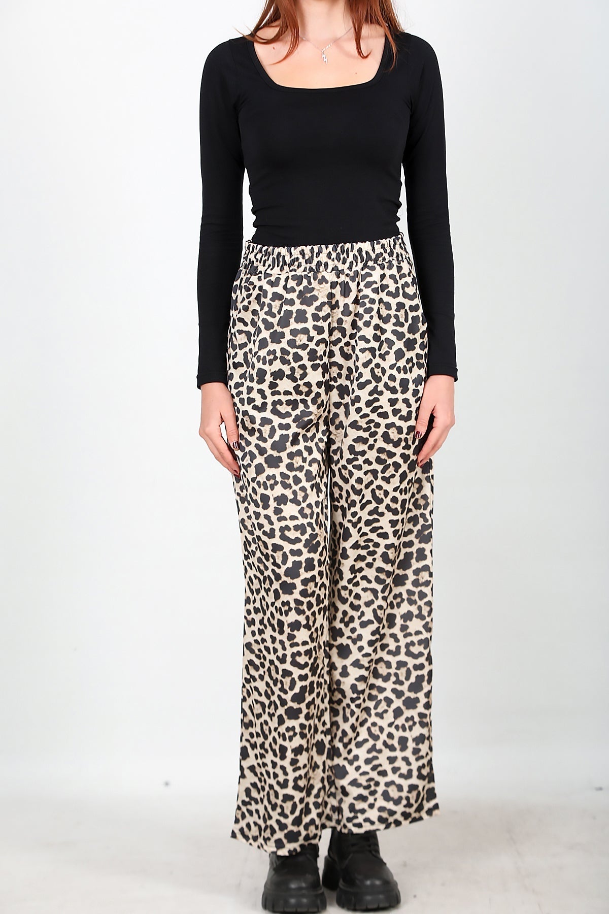 Kadın Leoparlı Pantolon Bej - Model Üzerinde Görünüm