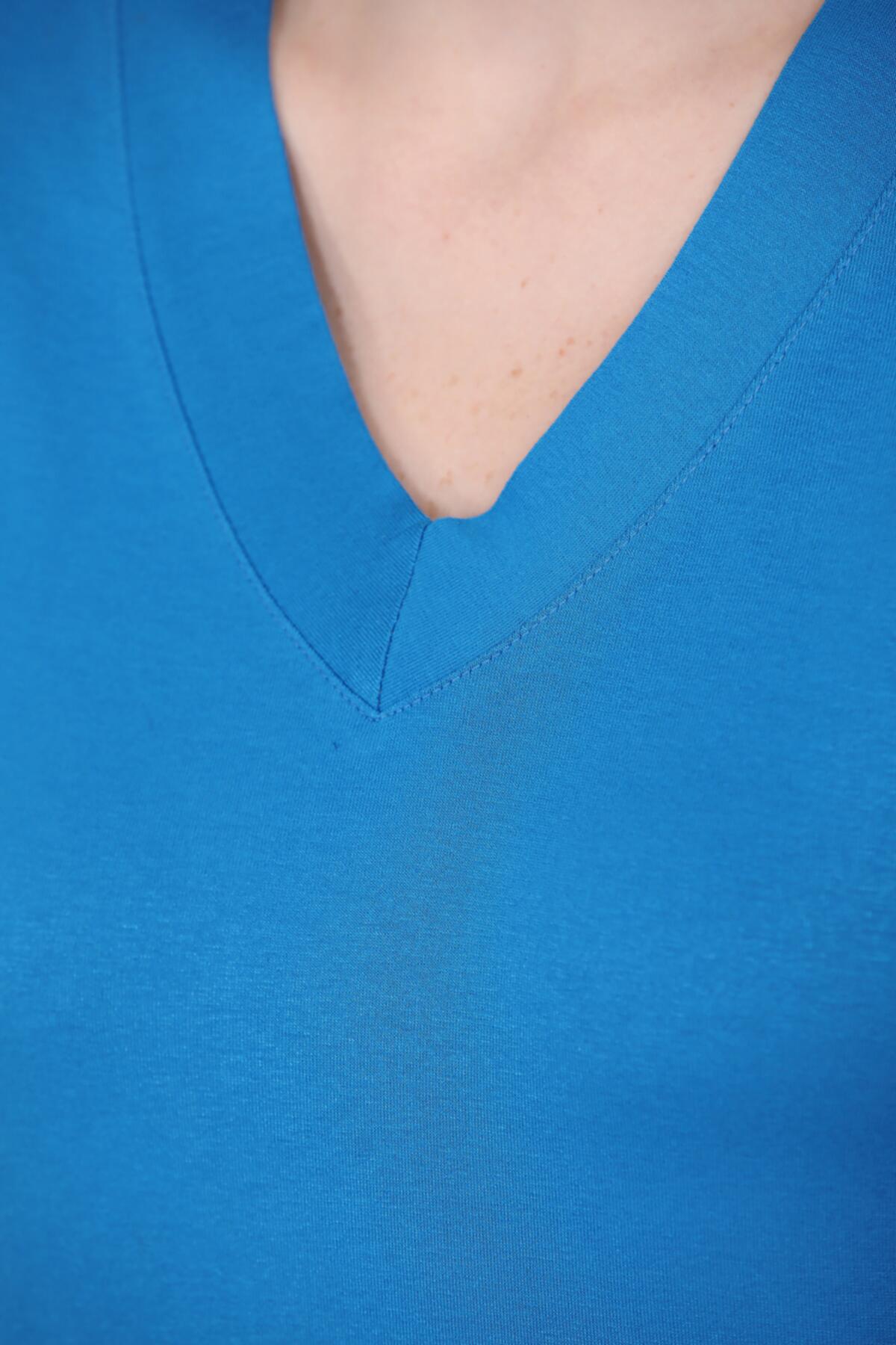 Kadın V Yaka T-Shirt Saks - Model Üzerinde Görünüm