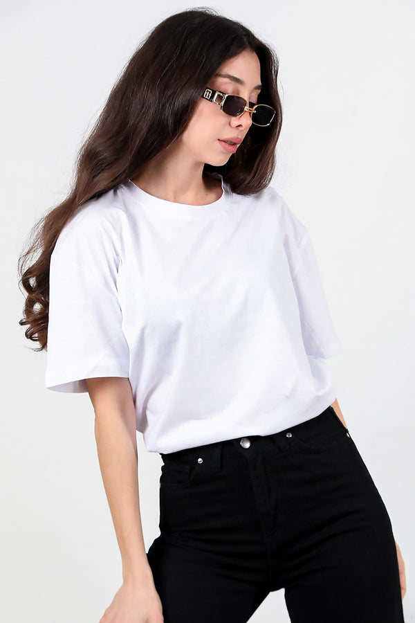 Kadın Yan Yırtmaçlı Bisiklet Yaka Oversize Tshirt Ekru - Model Üzerinde Görünüm