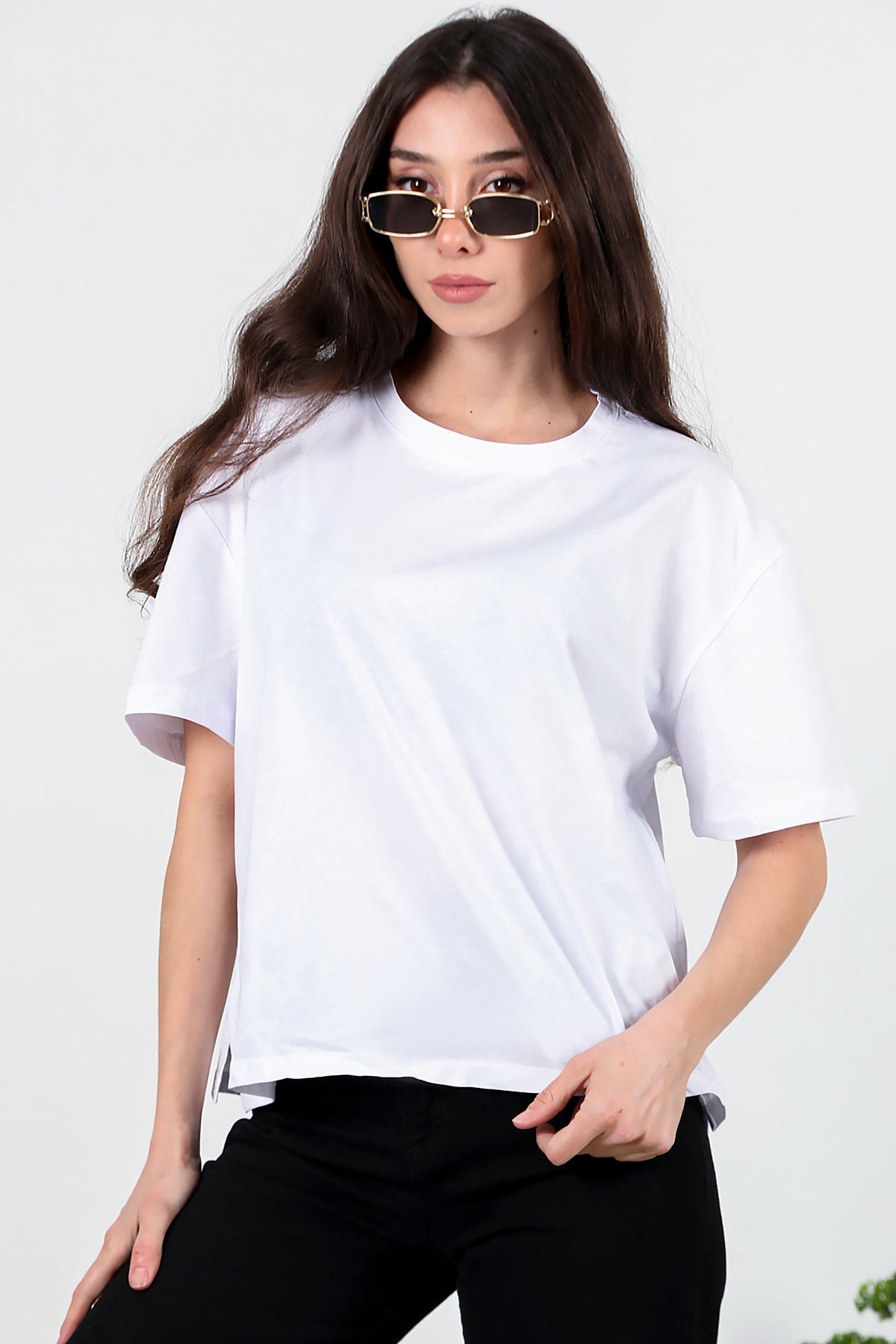 Kadın Yan Yırtmaçlı Bisiklet Yaka Oversize Tshirt Ekru - Yakın Çekim Detay