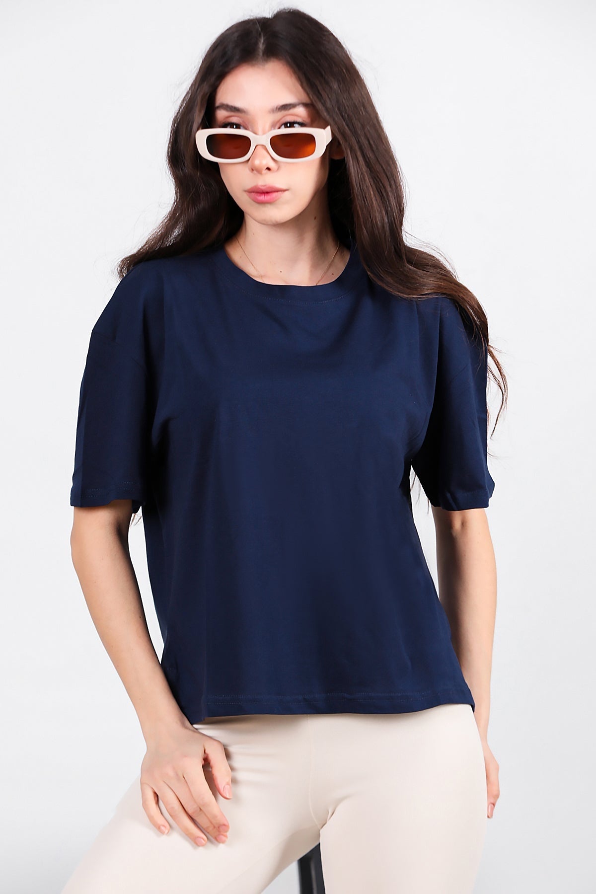 Kadın Yan Yırtmaçlı Bisiklet Yaka Oversize Tshirt Lacivert - Model Üzerinde Görünüm