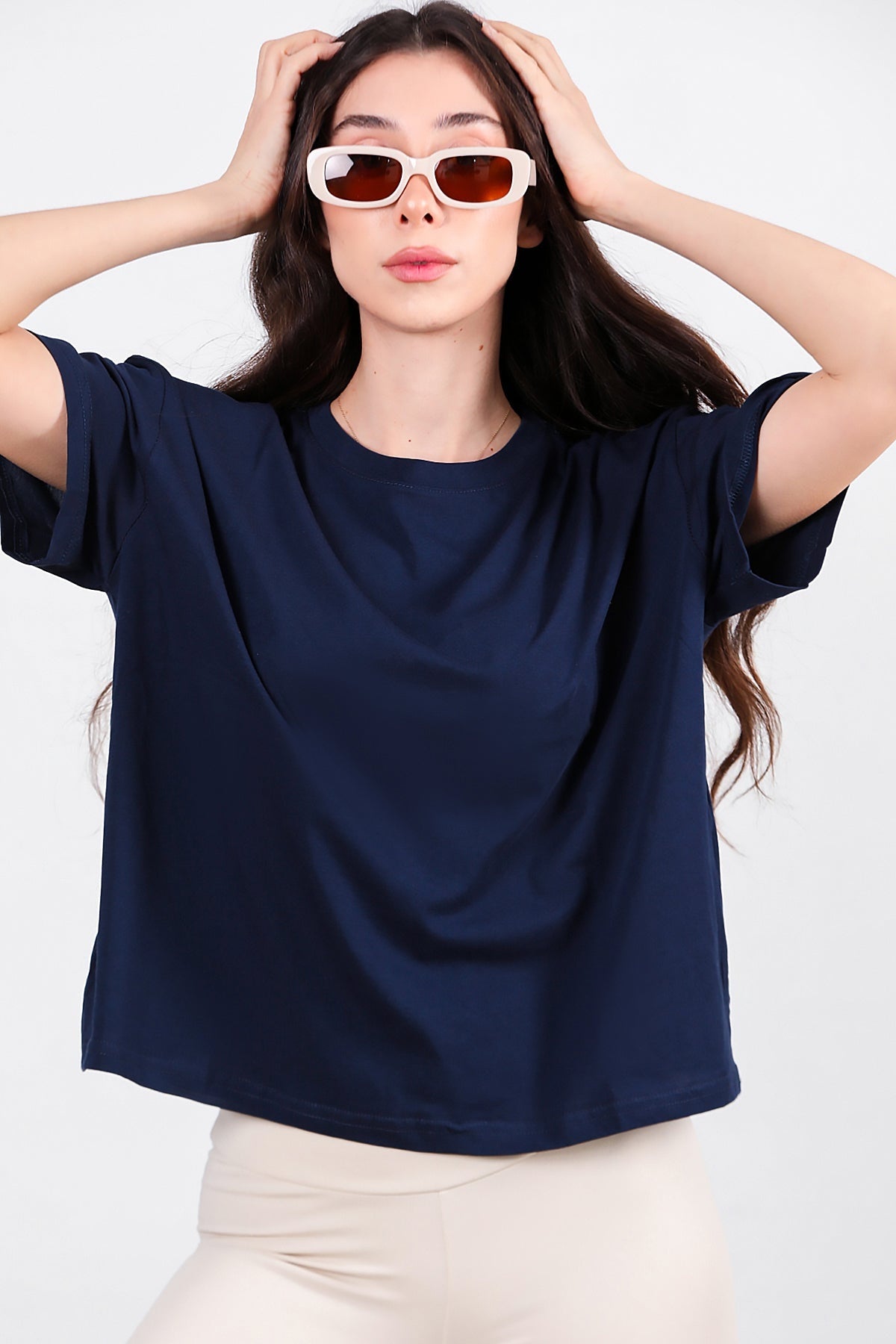 Kadın Yan Yırtmaçlı Bisiklet Yaka Oversize Tshirt Lacivert - Yandan Görünüm