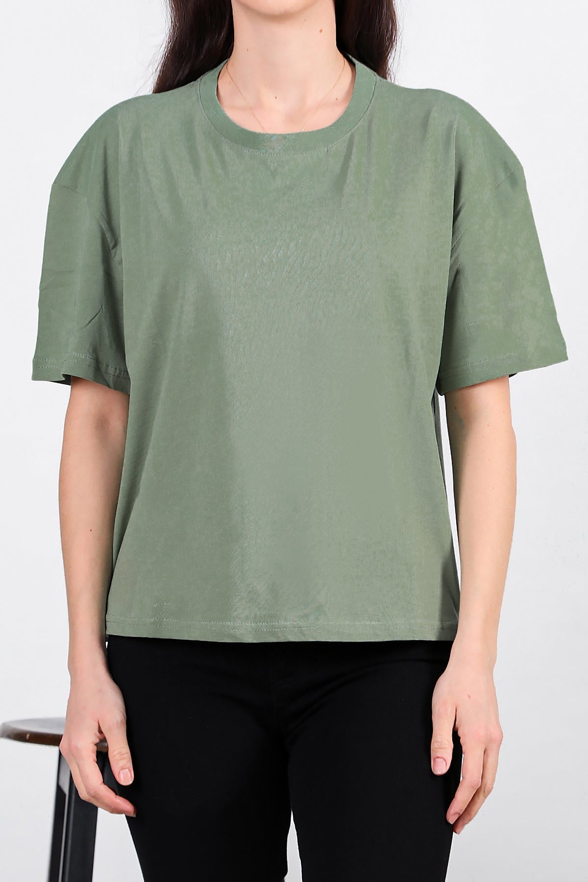 Kadın Yan Yırtmaçlı Bisiklet Yaka Oversize Tshirt Mint - Model Üzerinde Görünüm