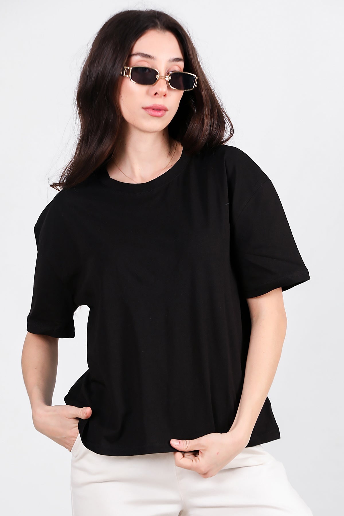Kadın Yan Yırtmaçlı Bisiklet Yaka Oversize Tshirt Siyah - Model Üzerinde Görünüm