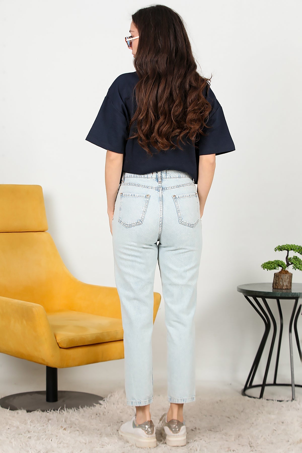 Kadın Yırtık Detaylı Mom Jeans Pantolon Kot - Kumaş Detayı