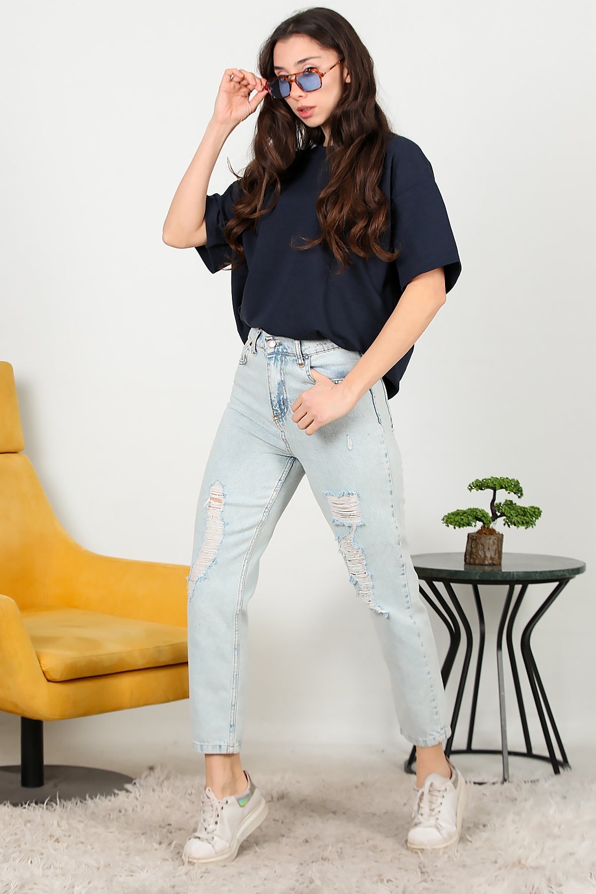 Kadın Yırtık Detaylı Mom Jeans Pantolon Kot - Model Üzerinde Görünüm