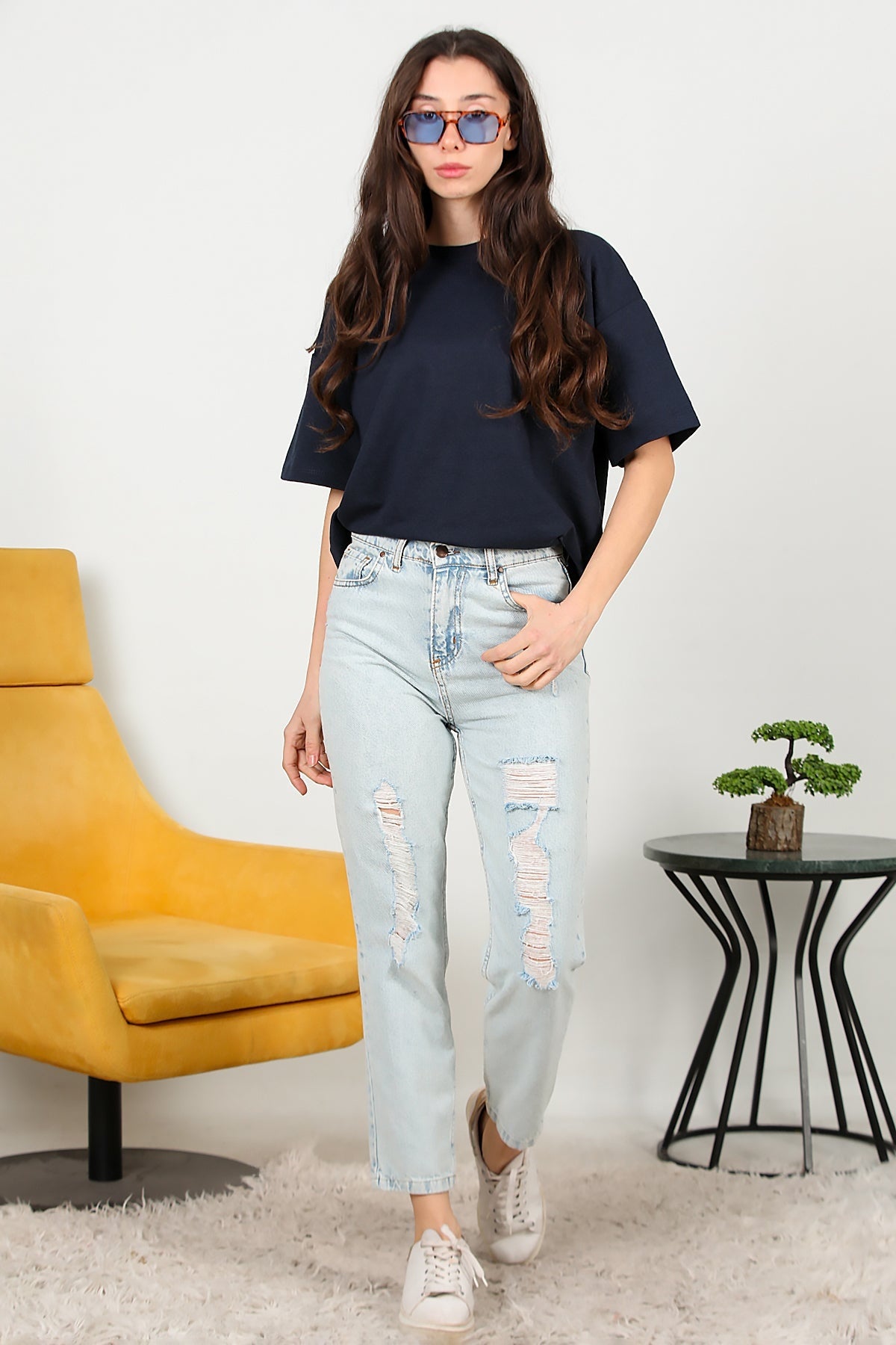 Kadın Yırtık Detaylı Mom Jeans Pantolon Kot - Ön Görünüm