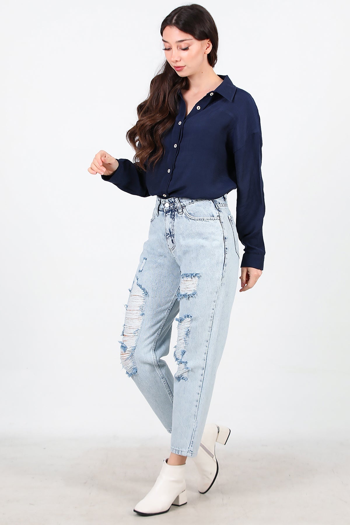 Kadın Yırtık Mom Kot Pantolon Kot - Model Üzerinde Görünüm
