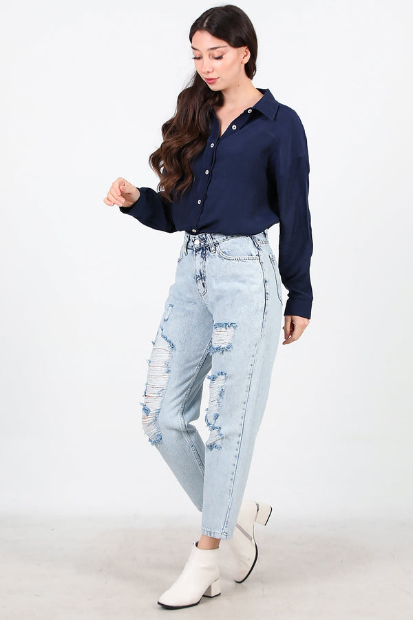 Kadın Yırtık Mom Kot Pantolon Kot - Model Üzerinde Görünüm