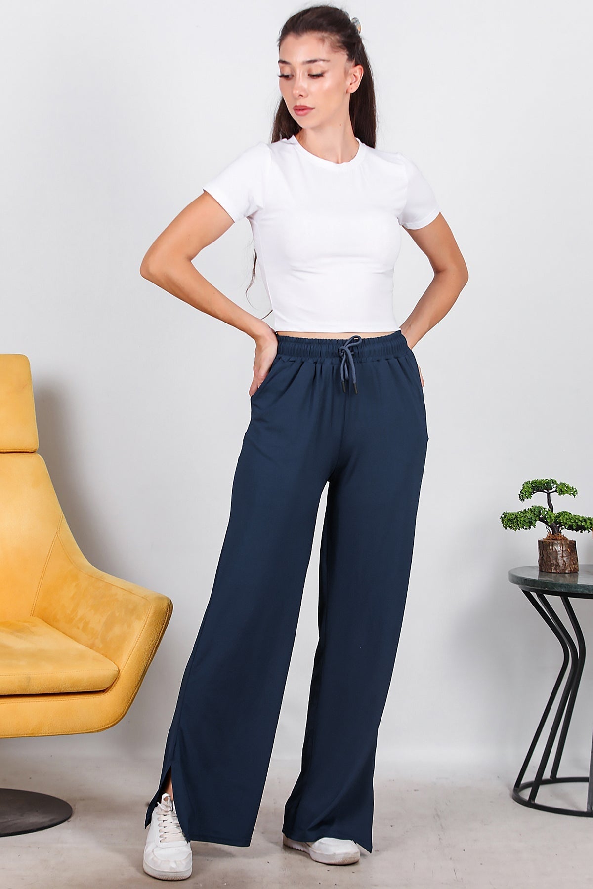 Kadın Yırtmaçlı Bol Paça Pantolon Lacivert - Model Üzerinde Görünüm