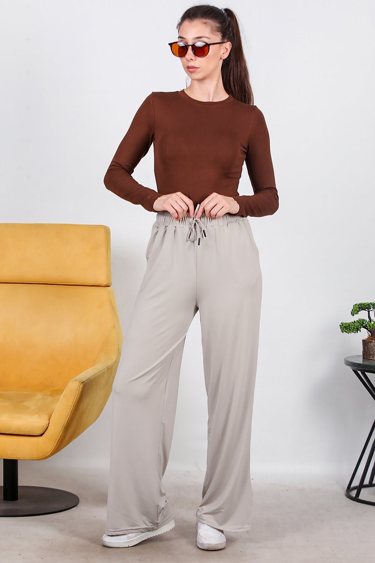 Kadın Yırtmaçlı Bol Paça Pantolon Vizon - Model Üzerinde Görünüm