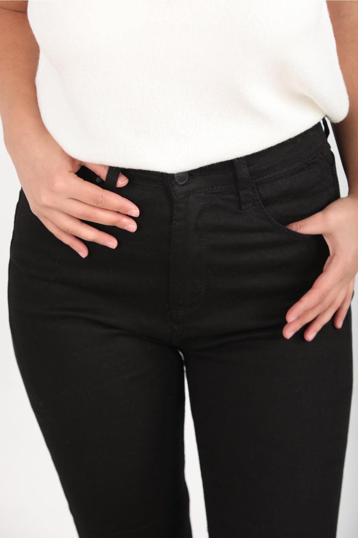 Skinra Kadın Dar Paça Kot Pantolon Siyah - Model Üzerinde Görünüm